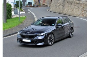 Velour Logo Fußmatten für BMW Serie 5 G61 Touring (2024-)